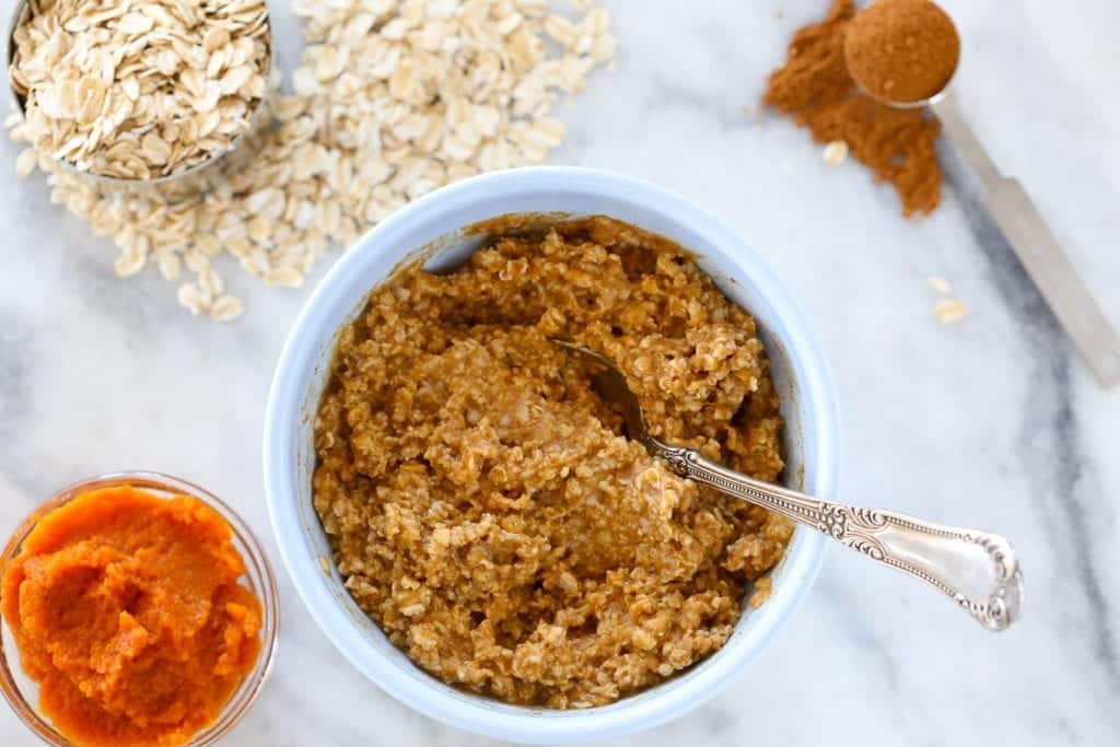 This pumpkin spice oatmeal is like warm hug on a chilly day! 