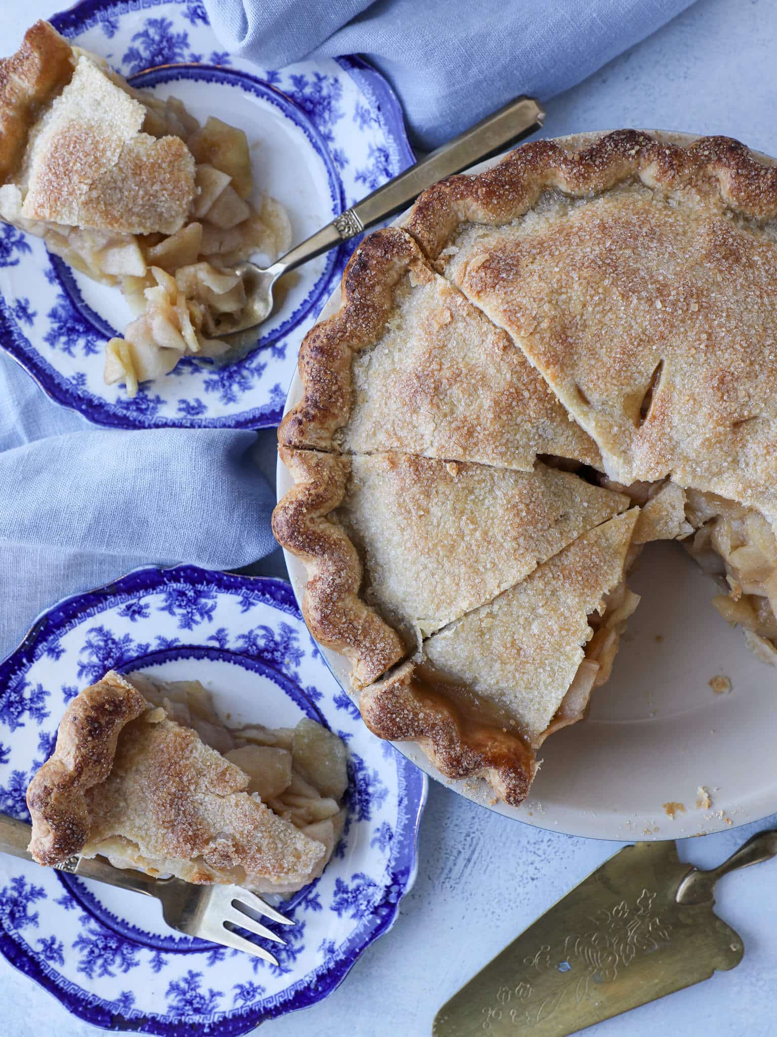 Mile High Apple Pie tablescape