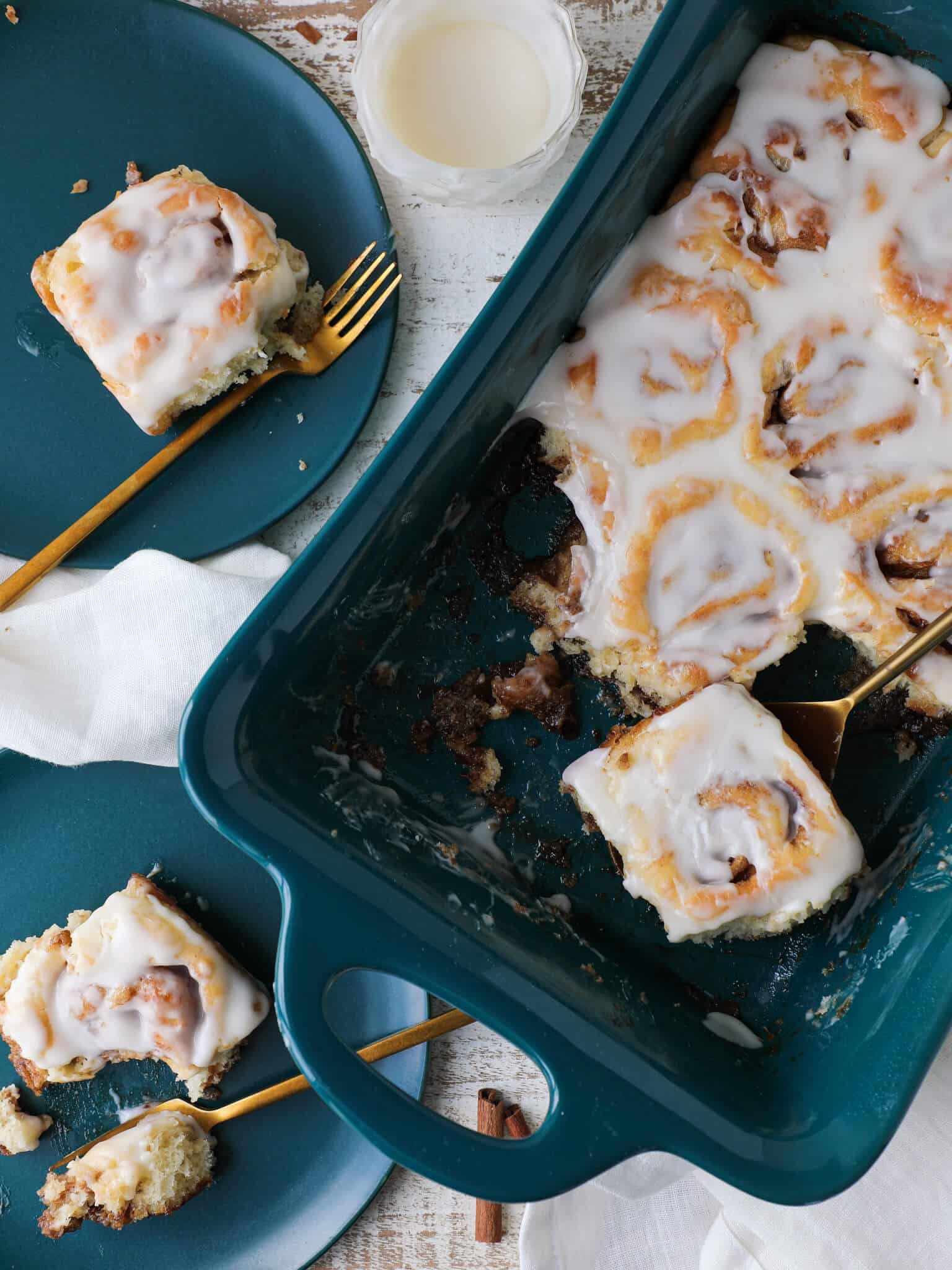 The Best Cinnamon Rolls tablescape