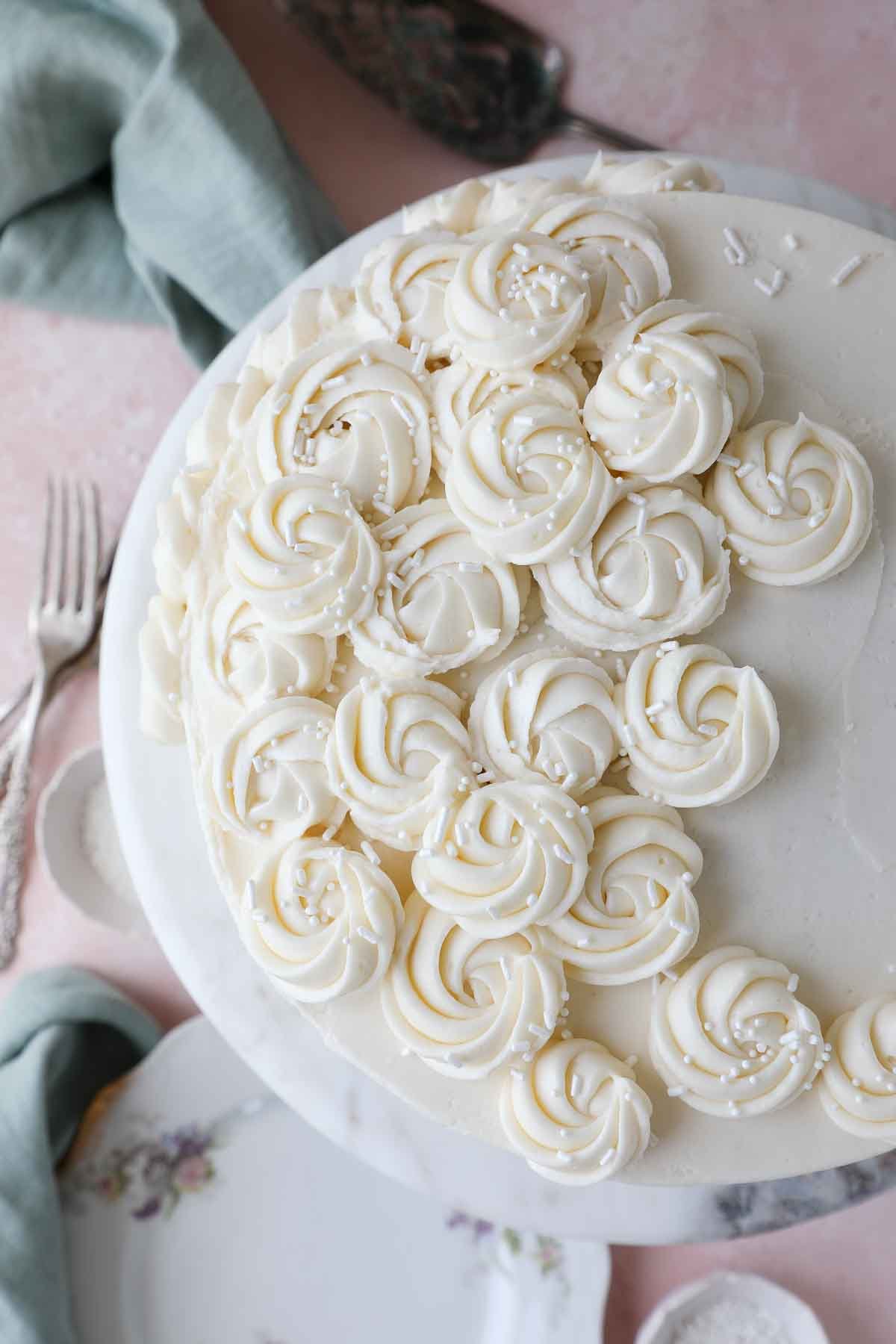beautiful decorated vanilla cake tablescape.