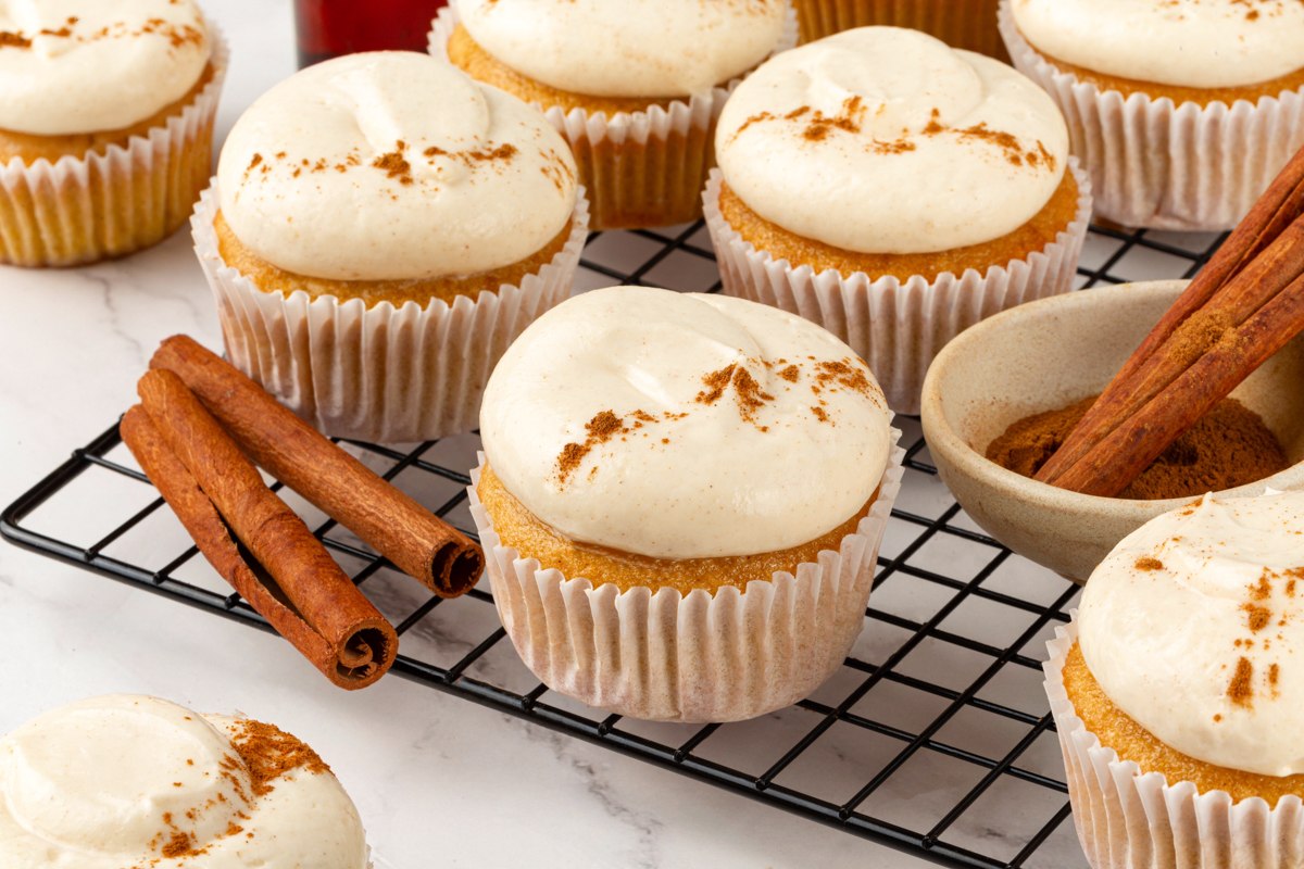 The banner shape that sits mid-post above pumpkin cupcakes with cream cheese frosting instructions.