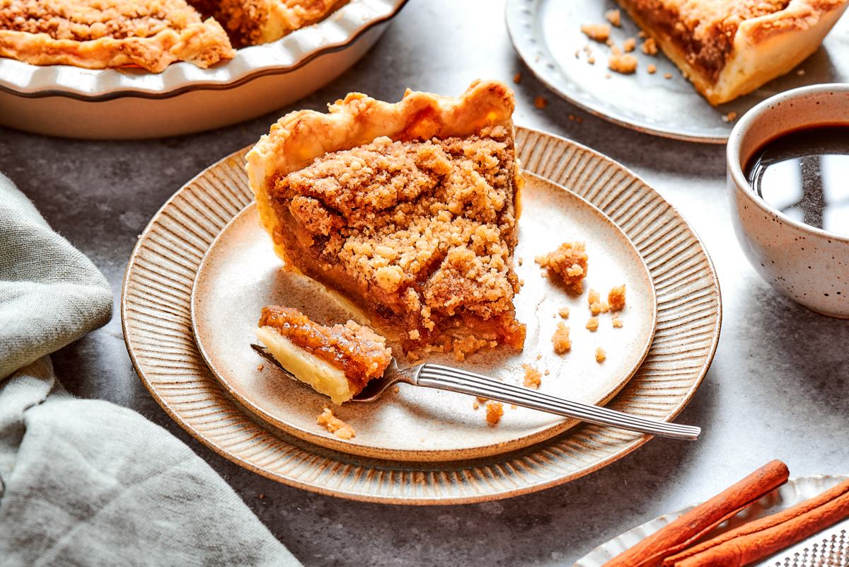 Wide framing suits recipe-card headers where shoofly pie needs a landscape hero image.