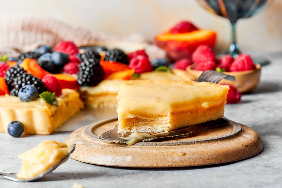 Carrying both the whole tart and a layered slice, this fruit tart frame works wide.